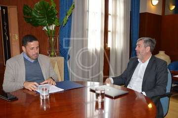 El senador nacionalista Fernando Clavijo durante la visita a Telde (Foto TA)